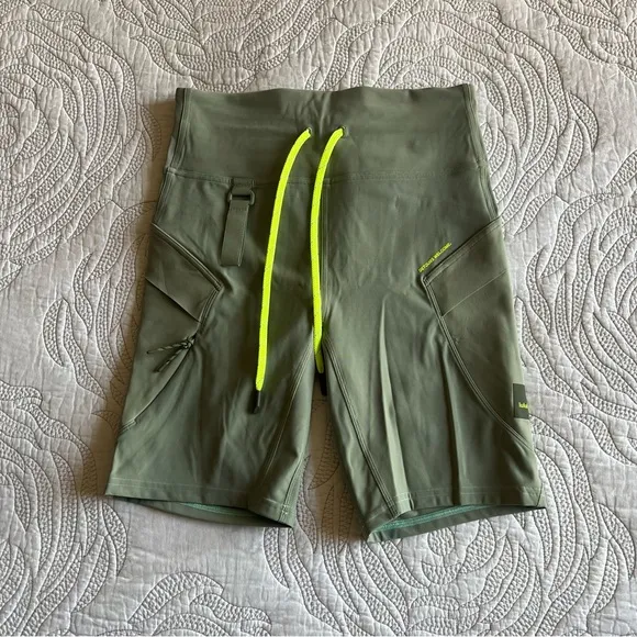 Lululemon - Cargo Super-High-Rise Hiking Short 8&quot; - Laurel Green