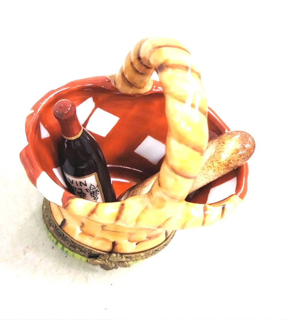 Picnic Basket w Wine and Bread